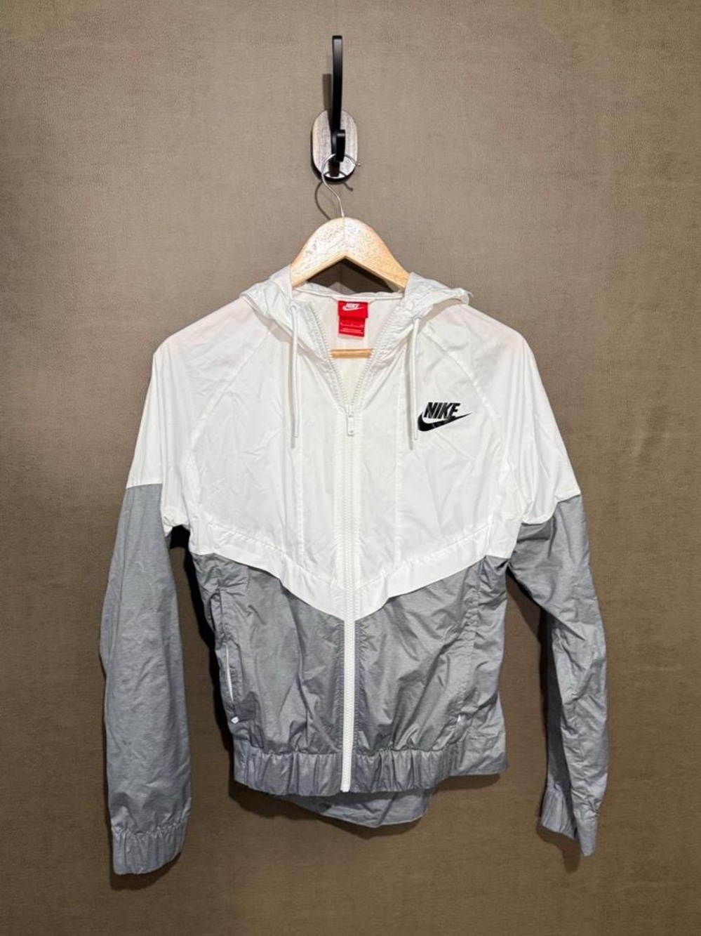 Nike Men’s White and Gray Hooded Windbreaker Jacket